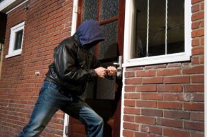 В Днепре вооруженный мужчина ворвался в чужой дом и ограбил людей