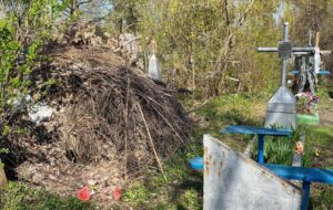 В Каменском из-за гор мусора на кладбищах люди не могут пройти к могилам (Фото)