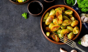 Запеченный молодой картофель с прованскими травами: просто и вкусно
