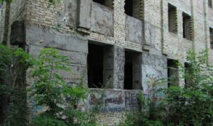На Днепропетровщине 13-летний мальчик выпал со второго этажа «заброшки»