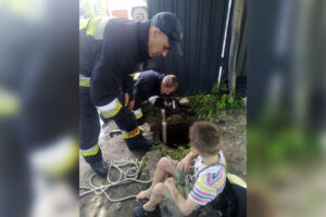 В Днепре маленький ребенок упал в канализацию и звал на помощь (Видео)