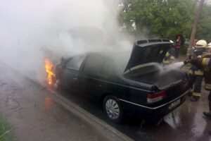 В Днепре возле больницы вспыхнула легковушка (Фото)