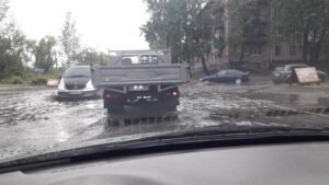 В Днепре из-за ливня улица превратилась в “море” (видео)