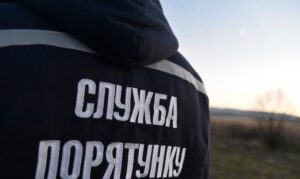 Разбитые авто и заблокированные дороги: на Днепропетровщине спасатели убрали поваленные из-за непогоды деревья