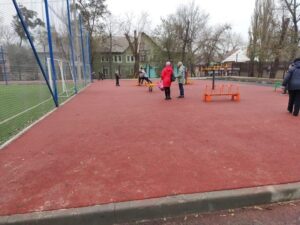 В Днепре вандалы уничтожают дорогостоящий школьный стадион (Фото)