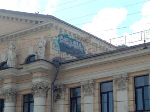 В Днепре вандалы изуродовали “Дом театра”