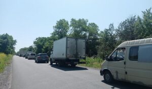 Под Павлоградом сотни машин стоят в километровой пробке