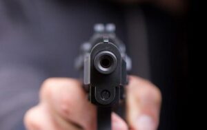 В Днепре на Грушевского в мужчину стреляли из-за автомобильных покрышек