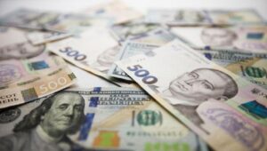 Впервые за 11 месяцев: НБУ опустил курс доллара ниже 27 гривен