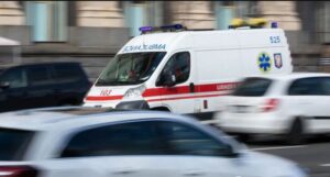 В Запорожье родственники умершего на улице мужчины напали на медиков