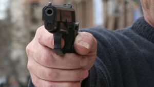 В Одесской области пьяные мужчины устроили стрельбу на кладбище