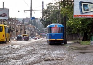 В Днепре из-за грозы временно не ходит электротранспорт
