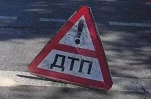 В центре Днепра столкнулись две Toyota: одного из пассажиров доставали спасатели