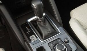 Названа новая причина отказа автопроизводителей от механических коробок передач