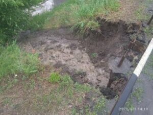 В Новомосковске из-за дождей разрушается автомобильный мост
