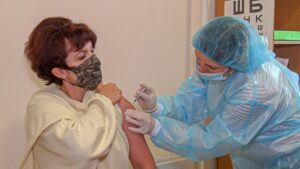 Уже около 12 тыс педагогов Днепропетровщины  вакцинировались от коронавируса
