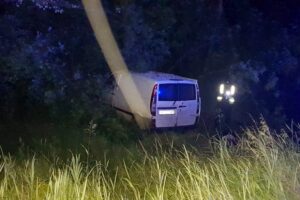 На трассе под Днепром Mercedes вылетел в кювет: пассажир погиб, виновник ДТП сбежал