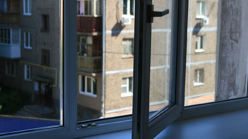 В Кривом Роге пьяный мужчина выпал из окна многоэтажки