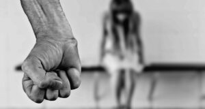 В Харькове 16-летний парень на глазах у всех жестоко избил девушку (видео)