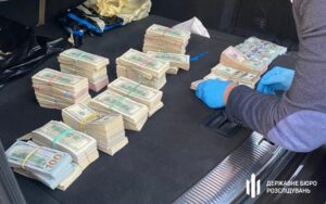 На Волыни поймали на взятке начальника таможенного поста: нашли более $700 тысяч