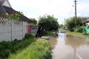 В Днепре из-за сильных дождей затопило жилые дома и дворы