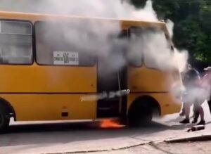 В Днепре на Тополе сгорела маршрутка (Видео)