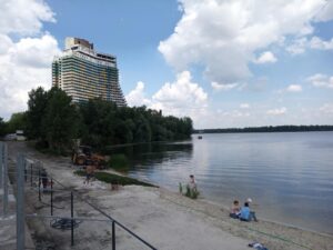 На набережной Днепра обустраивают новый пляж
