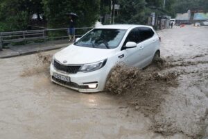 В Ялте из-за потопа объявили режим ЧС: началась эвакуация жителей