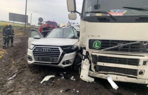 На трассе в Херсонской области погибла семья в ДТП с грузовиком