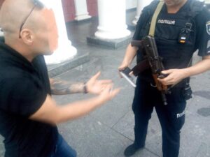 В Одессе возле горсовета мужчина открыл стрельбу