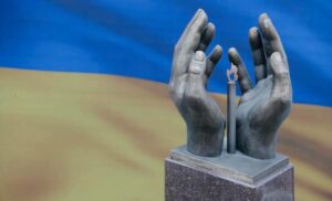 В Киеве поставили памятник медикам, которые умерли от коронавируса