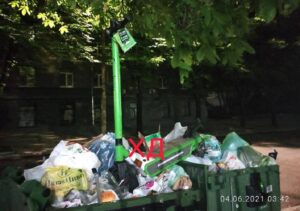 В Днепре вандалы выбросили в мусорку прокатный самокат