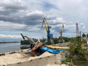 В Днепре возле Кайдакского моста рухнул кран