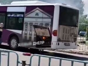 В Днепре на Левобережном на ходу загорелся автобус (Видео)