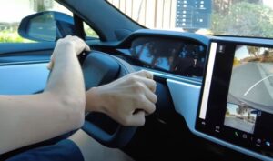 Электромобиль Tesla со штурвалом вместо руля испытали на дорогах (видео)