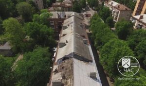 В Днепре в многоквартирном доме на Титова ремонтируют аварийную крышу (Видео)