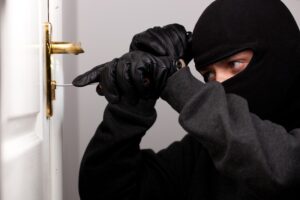 На Днепропетровщине неизвестные ограбили квартиру и избили ее хозяина