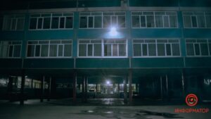 В Днепре на улице Березинской хулиганы разбили окно школы и бросили внутрь зажигательную смесь: начался пожар