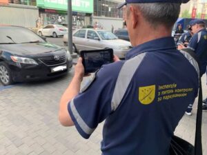 В Днепре значительно увеличится количество инспекторов по парковкам