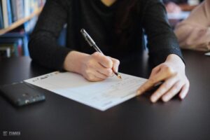 Не отдают свидетельство: в Подгородном старшеклассница не может поступить в колледж из-за школы