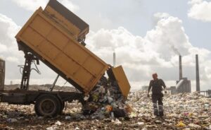 В Каменском на свалке живут и работают ромы с детьми (Видео)