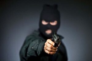 В Каменском вооруженный мужчина обокрал “Швидко Гроші”