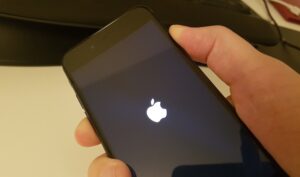Жительнице Днепра мошенники продали кирпич вместо IPhone: новая схема обмана