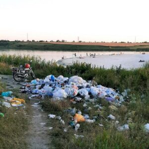«Мальдивы» под Днепром превратили в мусорную свалку  (фото)