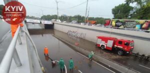 В Киеве из-за ливня затопило дороги и метро (Фото, видео)