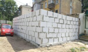 Жители Днепра за ночь самовольно построили склад возле жилого дома (Фото)