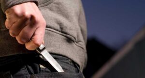 Сделал замечание шумной паре: в Днепре мужчина умер от ножевого ранения в живот