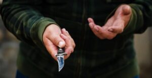 Угрожали ножом: пьяные мужчины вломились на турбазу под Днепром