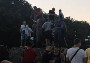 В Кривом Роге подростки станцевали на знаковом для города памятнике (видео)