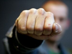 Не понравилась прическа друга: в Виннице толпа подростков избила 18-летнего парня (Видео)